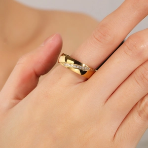 Elegante anello in oro di lusso francese con zirconi indossato da una modella