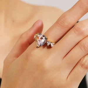 Eleganter goldener Herzring mit großem Zirkonia-Herzschliff, getragen am Finger