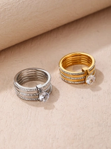 Détail de bagues multicouches en acier titane avec trois rangées de diamants et zircon