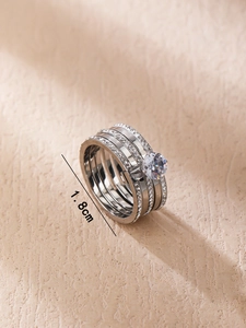 Détail de la bague en titane argenté à trois rangées de strass et diamètre 1,8cm