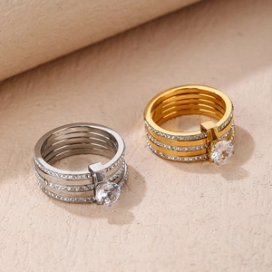 Vue détaillée du serti pavé de diamants à trois rangs et de la pierre fine