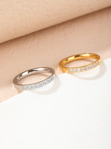 Vista macro detallada de finos anillos de titanio en oro de 18K y plata con circones