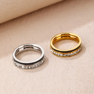 Anillo de Zirconia de Acero de Titanio Minimalista Oro Plata Galvanizado Fila de Diamantes Raya Negra Anillo de Pareja