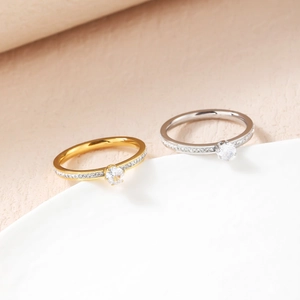 Anello Delicato in Acciaio Inossidabile con Zirconia Rotonda Elegante Anello con Fascia Pavé Oro Argento Gioielli Donna