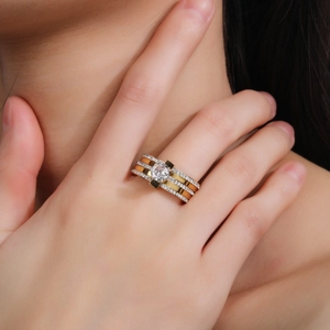 Bague en acier titane à trois couches avec cristaux et pierre centrale ronde éclatante