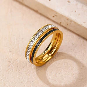 Anillo minimalista dorado con fila de circonitas e incrustación de esmalte negro