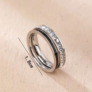 Anillo de plata con circonitas brillantes e incrustación de esmalte negro, 1,8cm de diámetro