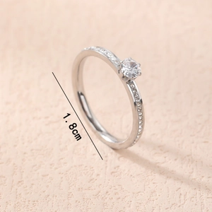 Squisito anello a sei griffe color argento con scintillante zircone rotondo centrale