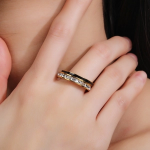 Anillo minimalista de doble capa dorado con circonitas cuadradas y esmalte negro