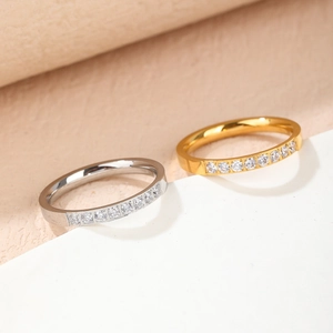 Elegantes anillos de acero de titanio oro 18K y plata con pavé de circonitas de semicírculo