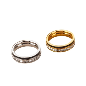 Anillos de pareja modernos en plata y oro con circonitas cuadradas engastadas en pavé