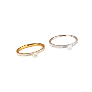 Elegante anello solitario a sei griffe con accenti pavé in finitura oro e argento
