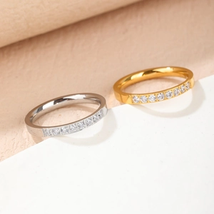 Anillo de Circón de Acero de Titanio Minimalista Chapado en Oro 18K Anillo de Diamantes Brillantes de Medio Círculo Mujer