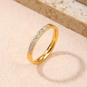 Anillo fino de titanio chapado en oro de 18K con medio círculo de piedras circón