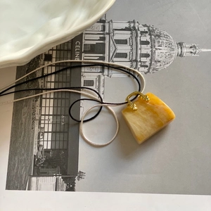 Collana stile cinese moderno con ciondolo a borsa in pietra naturale gialla stratificata