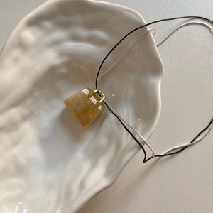 Collana con ciondolo a borsa in pietra naturale, design a doppio strato con cordino