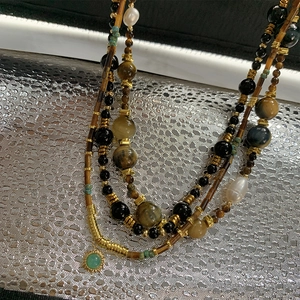 Collana multistrato bohémien in occhio di tigre e perle con ciondolo in pietra verde