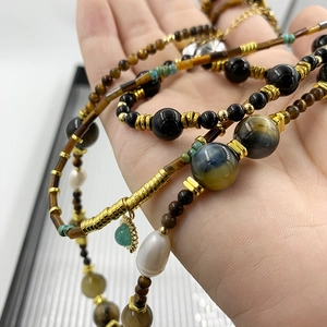 Set di collane con occhio di tigre, perle d'acqua dolce, onice nero e accenti dorati