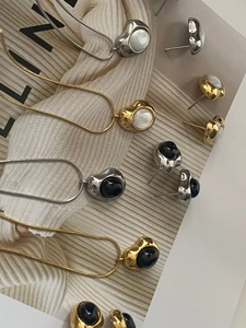 Detalle de collar de acero de titanio con colgante de corazón e incrustación de nácar