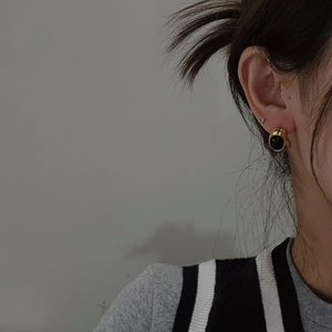 Pendientes de titanio dorado estilo francés con colgante de ónix negro para mujer