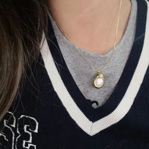Collar dorado de estilo francés con colgante orgánico e incrustación de nácar