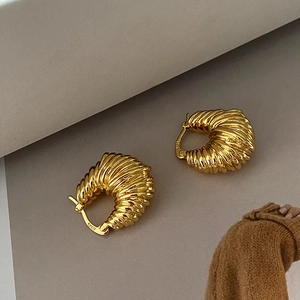Vista macro dettagliata di orecchini a croissant placcati in oro 18K con marchio S925
