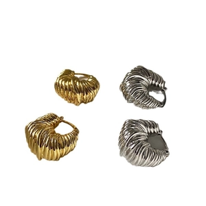 Orecchini a cerchio minimalisti in ottone placcato oro 18 carati a forma di cornetto