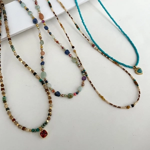 Detailansicht von Perlenketten mit Türkis, Perlen und Edelsteinanhängern im Vintage-Stil