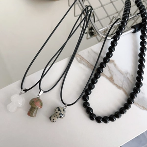 Collana con Pendente a Fungo in Pietra Naturale Fatta a Mano Design a Strati Catena a Clavicola in Perle Artificiali Nere per Donna Gioielli