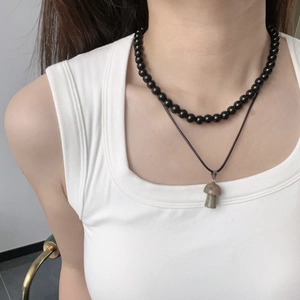 Collana a doppio strato con perline nere lucide e ciondolo a fungo in pietra naturale