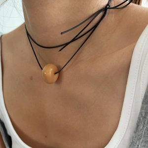 Collier minimaliste en corde cirée avec pendentif en perle orange et style vintage