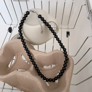 Macro di collana con perle nere, chiusura in argento e ciondolo a forma di cuore
