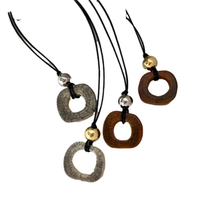 Squisita collana lunga in osso di cammello con pendenti dalla trama vintage crackle