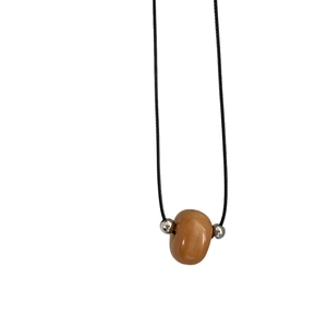 Collier vintage minimaliste en ivoire végétal avec perles en acier et cordon de cire