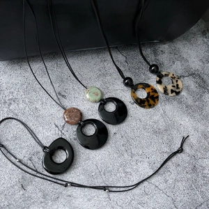 Collier Pendentif Rond Géométrique Rétro pour Femmes Résine Obsidienne Chaîne de Pull Longue Bijoux Minimalistes Noir Léopard