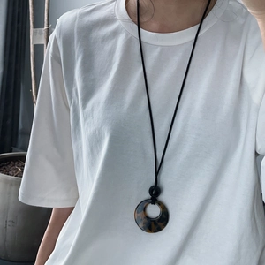 Long collier vintage avec anneau en résine écaille de tortue et perle noire sur haut