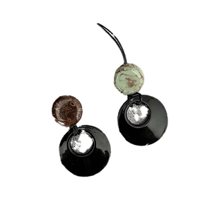 Sautoir géométrique moderne avec verre noir et perles en résine aux motifs marbrés