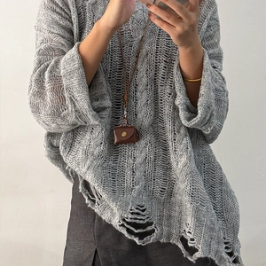 Grauer Oversize-Strickpullover im Distressed-Look mit Lochmuster und Mini-Leder-Halskette