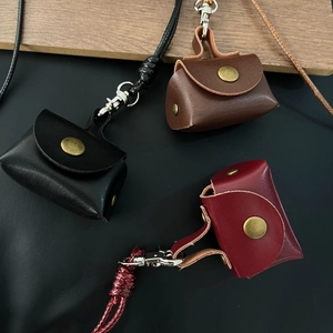 Flachbild von Mini-Leder-Geldbörsen in Schwarz, Braun und Burgund mit Metallverschlüssen