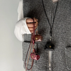 Detailansicht von Mini-Lederbeuteln in Braun, Burgund und Schwarz mit Metallverschlüssen