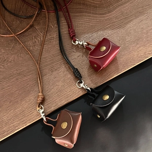 Detailansicht von drei Mini-Leder-Geldbörsen in Rot, Schwarz und Braun mit Vintage-Druckknopf