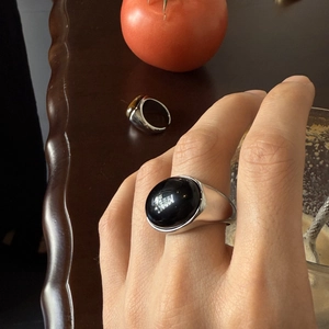 Anillo vintage ovalado de obsidiana negra en plata para un look elegante y minimalista
