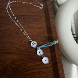 Ketting met sneeuwpop-hanger, zilveren ketting en blauwe sjaal voor dames in de winter