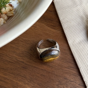 Detalle macro de la piedra ojo de tigre en anillo de plata pulido y ajustable
