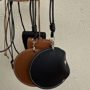 Vue détaillée du porte-lunettes en cuir cousu main avec fermoir magnétique et cordon tressé