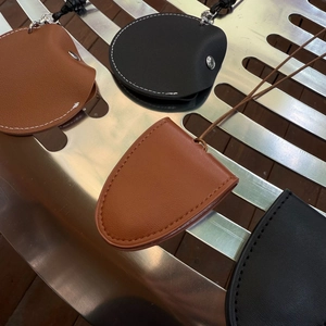 Détail de colliers porte-lunettes en cuir avec cordons tressés en noir et marron élégant