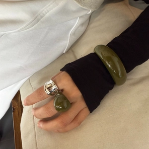 Elegante bracciale in resina verde oliva e anello in argento dal design artistico