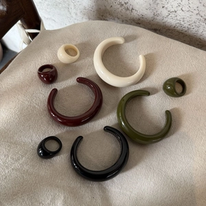 Minimalistisches Harz-Schmuckset mit klobigen Ringen und Armreifen in vier eleganten Farben