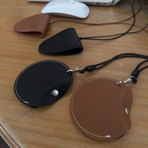 Support à lunettes magnétique en cuir avec cordon tressé et crochet en métal doré