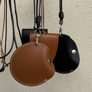 Collier Long en Cuir avec Clip Magnétique pour Lunettes de Soleil Femme Petit Sac pour Écouteurs Cordon Rétro Bijoux de Pull
